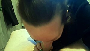 Sväljer sperma efter läcker kuksug på sängen