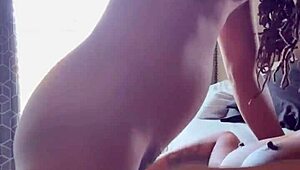 Troia del ghetto lecca e soffoca su cazzo grosso