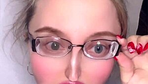 Russischer Akzent erzählt: Geilen ihre fetischigen Riesenbrillen dich an?