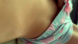vakkert latina-meksikanske Rossmexicana onanerer med dildo mens hun ser pornos