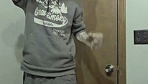 Naakt worden in de badkamer met een grote pik