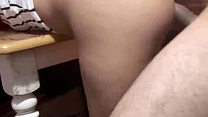 Latina invita a excompañero de clase a la habitación en vacaciones para masaje fitness