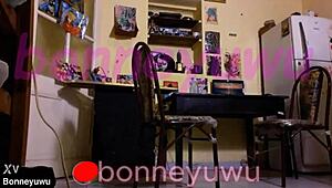 Bonneyuwu has hidden sex with dad's friend