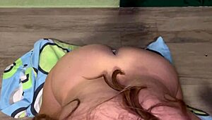 Companheira de Quarto Culona Chupa Meu Pau e Engole Leite em Troca do Aluguel no Dorm, Rapidinho com Boquete de Bunda Grande e Gozo na Boca