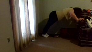 VAU GLEDaj GO GOLU VEŽBU SA VELIKIM PRIRODNIM SISIČKAMA I DUPECEM NA CRNOJ ZRELOJ MAMI! SISIĆKE TREPERE TOKOM INTENZIVNE SESIJE.