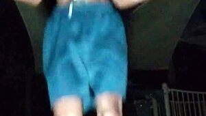 Amateur atletische brunette verkent solo workout fantasie in studentenkamer met oom en daddy vibes