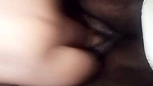 Эй, глянь на эту сексуальную черную киску, которая получает все внимание