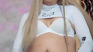 Hermosa transexual blanca nieves poses in crossdressing outfit for solo display