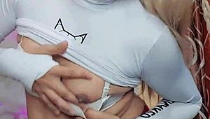 Hermosa transexual blanca nieves poses in crossdressing outfit for solo display