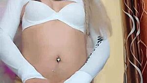 Hermosa transexual blanca nieves poses in crossdressing outfit for solo display