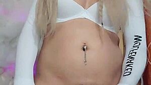 Hermosa transexual blanca nieves poses in crossdressing outfit for solo display