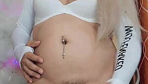 Hermosa transexual blanca nieves poses in crossdressing outfit for solo display