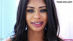 Ebony Model teilt ihren ersten harten Sex