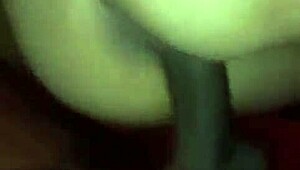 Essa jovem latina de 18+ casada se curva pro pauzão do amante negro em doggystyle caseiro até gozar na cara