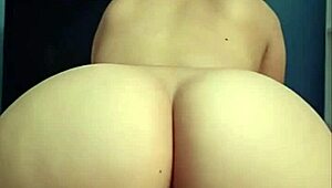 부모님이 부엌에서 바쁠 때 부모님 방에서 몰래 여친을 핥아줘