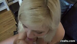 Wow, tjeckisk snygging förförs i butiken och suger kuk i POV