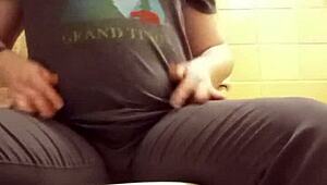 Petite 18+ amatörer flashar stora rumpor och små 18+ tuttar i hemmagjord toalettkompil