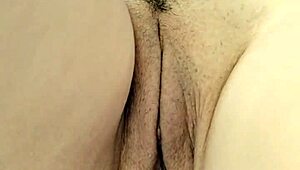 大きなお尻の美女がランジェリーでストリップティーズしながら腰を振る！朝早くにモンスターコックで騎乗位して濡れたマ○コを楽しむ