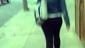 Por que essa baixinha tem um cu tão phat?