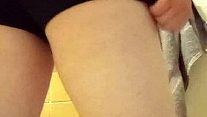 Petite 18+ amateurs flitsen grote konten kleine tieten in homemade toilet compilatie