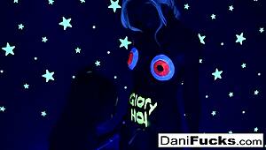 Sexy pornstar Dani Daniels, wil je meedoen met spelen in deze hete natte kut in stoomhete trio?