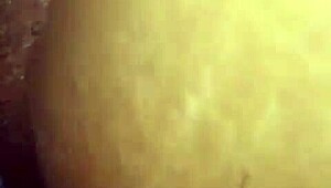 Σε casual στιγμή, κάποιος ρίχνει ωμό σπέρμα πάνω στο σώμα της step sister