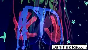 Pelakon porno seksi Dani Daniels, nak join main pepek basah panas ni dalam threesome beruap?