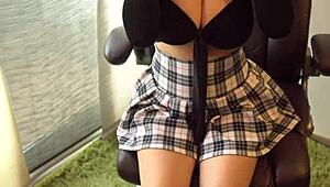 Encuentro a esta latina tetona en la calle y le ofrezco dinero por un blowjob pov casero con tetas naturales?