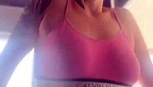 Amateur naar sportschool met buttplug in grote kont voor outdoor fetish, thuis natte kut klaar voor anaal