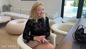 Офисна курва мастурбира на работа после еби в минет и путка