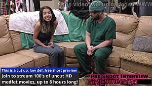 Περίεργος γιατρός ελέγχει Aria Nicole πίσω από τα παρασκήνια με anal δαχτυλάκια και fisting