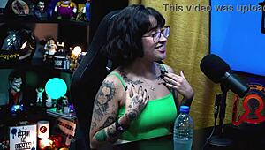 Martina Olivera biedt twee reais of mysterieus cadeau in openbare podcast interview buiten, kletst in hut met 18+ gasten