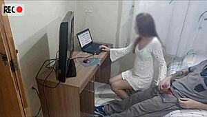 Novinha singură acasă primește instalatorul pervers cu spermă pe cur și vorbă murdară