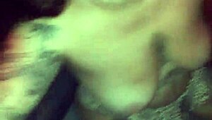 누가 알았어 이 빨간머리 젊은 미녀가 스윙 하우스 글로리홀 통해 두 노인한테 얼굴 사정 받을 줄이야!