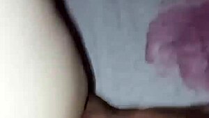 Vidéo maison : MILF enceinte amateur se prend une claque rapide en plein intime