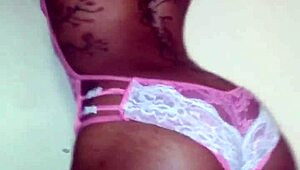 Lola hace striptease ebony seductor, rompe ropa en solo petite 18+