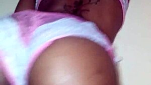 Лола танцует соблазнительный эбони стриптиз разрывая одежду в миниатюрном соло