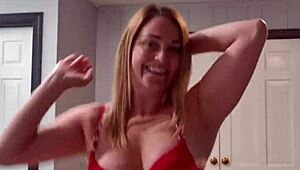 Żona powoli się rozbiera do muzyki pokazując wielką dupę i cycki w domowym tease