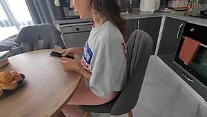 Не ми пука за приятеля ти, искам да ебам дупето ти, заварена сестро