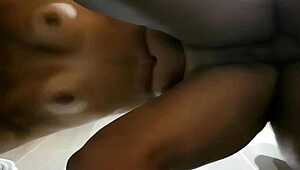 Ebony milf sugen på mer djuprunk och doggy med paret.
