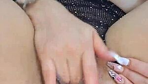 Latina colombiana sexy se masturba sola con dildo y vibrador para chorro orgasmo brutal