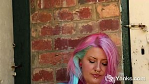 Garota Yanks Zahra Stardust Gozando com Punheta ao Ar Livre em HD Piercings e Tatuagens