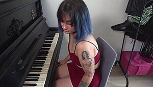 Hé salope soumise, une leçon de piano gratos si tu te cambres en levrette ?