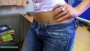 Ξανθιά με γυαλιά γίνεται αληθινή τσούλα ρουφάει πούτσο καβαλάει cowgirl και καταπίνει σπέρμα μετά doggy