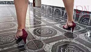 ヒールむちむちバレリーナ女神のレトロ脱ぎで巨乳マンコ見せつけ