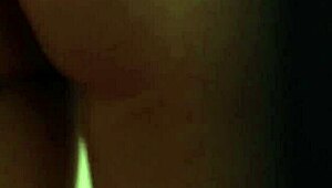 Peguei minha irmã de passo se escondendo no banheiro na quarentena espiando pelo buraco da chave enquanto corria pro orgasmo