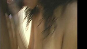 Amadora preta ebony caribenha dá boquete no chuveiro no banho com theshimmyshow e foxy roxy