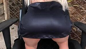 Femme offre à son mari une loirinha sex toy en jeu outdoor décontracté