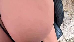 mulher presenteia marido com INTEADA loirinha sex toy in casual outdoor play