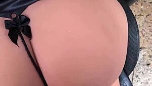 mulher presenteia marido com INTEADA loirinha sex toy in casual outdoor play